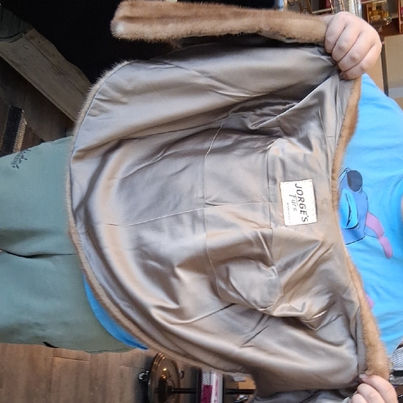 Luxurious Tan Fur Cape - Picture 3 of 5